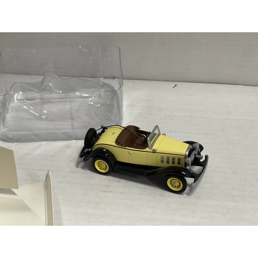 1999 Hallmark Keepsake 1932 Chevrolet Standard Sports Roadster Vintage